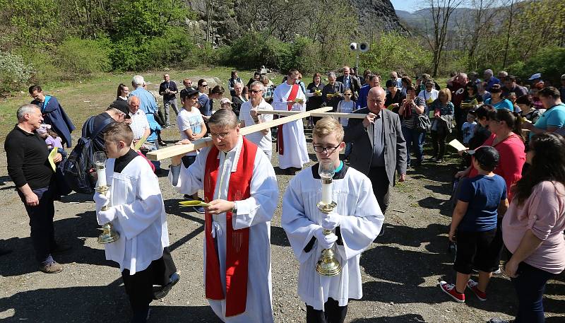 Představitelé církve v Ústí nad Labem odpoledne vystoupili na Mariánskou skálu.