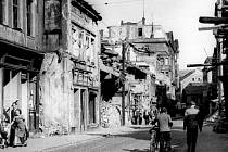 Poznáváte ji? Revoluční ulice ve středu města. Přesto jde o optimistickou fotografii. Lidé měli jistotu, že další bomby do této ulice již nespadnou. Trosky byly ještě na místě, ale válka již skončila.