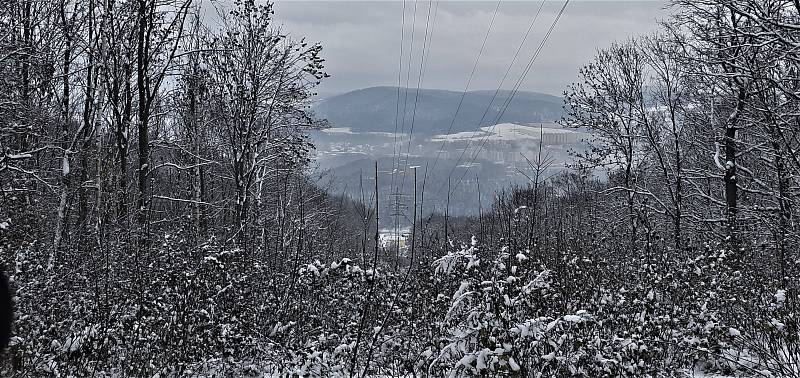 Střížovický vrch v Ústí nad Labem v různých částech roku. Tento snímek je z 5. prosince 2021.