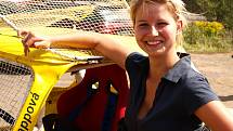 Žlutý trabant s číslem 41 obdivovali snad všichni nejen z nostalgické vzpomínky, ale především pro jeho řidičku osmnáctiletou Denisu Pappovou.