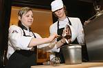 Kuchaři z Asociace kuchařů a cukrářů (AKC) vařili na semináři ve velkém sále hotelu Větruše.