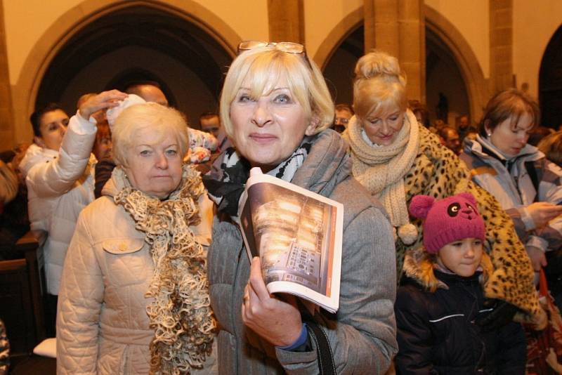 Ústečané se připojili k akci Česko zpívá koledy. Kostel Nanebevzetí Panny Marie zaplnili do posledního místa.