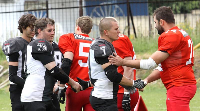 Američtí fotbalisté SC Blades Ústí (černí) doma porazili Hellboys České Budějovice 34:11.