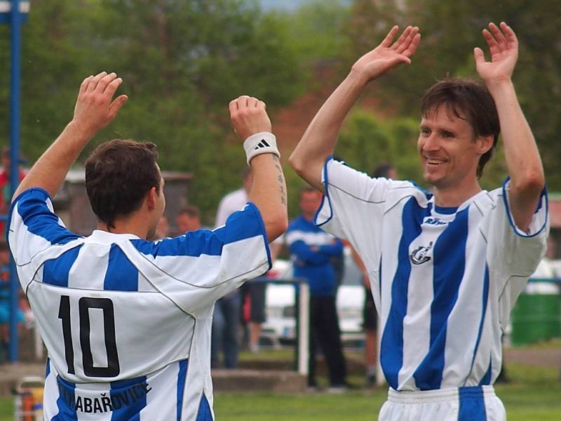 Fotbalisté Chabařovic (pruhovaní) doma porazili Malé Březno vysoko 6:1.