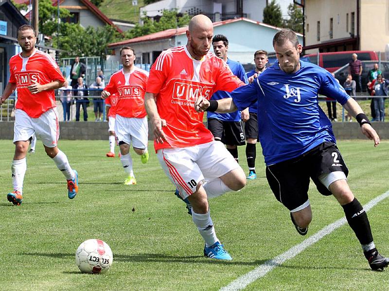 Fotbalisté Chuderova (modří) přivezli tři body z Dobkovic 