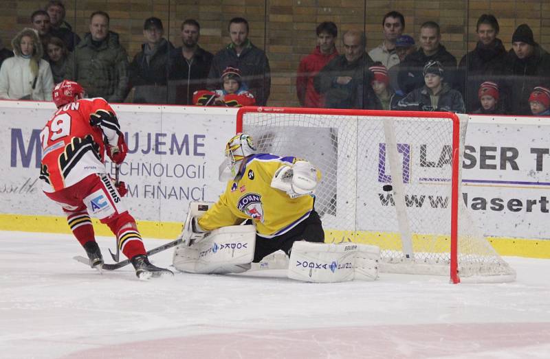 Ústečtí hokejisté (žlutí) vyhráli v Prostějově 4:3 po nájezdech. 