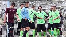 Fotbalisté Chuderova (v zelenočerném) porazili v derby na penalty lídra tabulky z Neštěmic 3:2. Foto: Deník/Rudolf Hoffmann