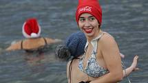 Silvestrovské koupání otužilců v jezeru Milada
