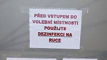 Instrukce u volební místnosti na střekovském úřadu