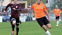 Fotbalisté Mojžíře (v oranžovočerném) doma porazili v ostře sledovaném derby před 450 diváky Neštěmice 1:0. Foto: Deník/Rudolf Hoffmann