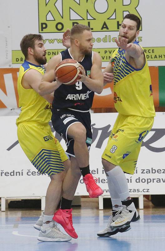 Severočeské basketbalové derby mezi Ústím a Děčínem.