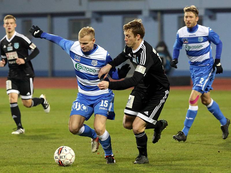 Fotbalisté Ústí (pruhovaní) doma podlehli Znojmu 0:1.