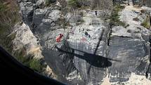 Záchranáři cvičili ve skalách v Tisé.