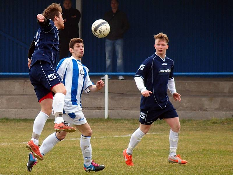 Fotbalisté Chabařovic (pruhovaní) nezvládli úvodní jarní kolo v Okresním přeboru. Favorizovaný tým prohrál na domácí půdě s Malečovem 0:2.   