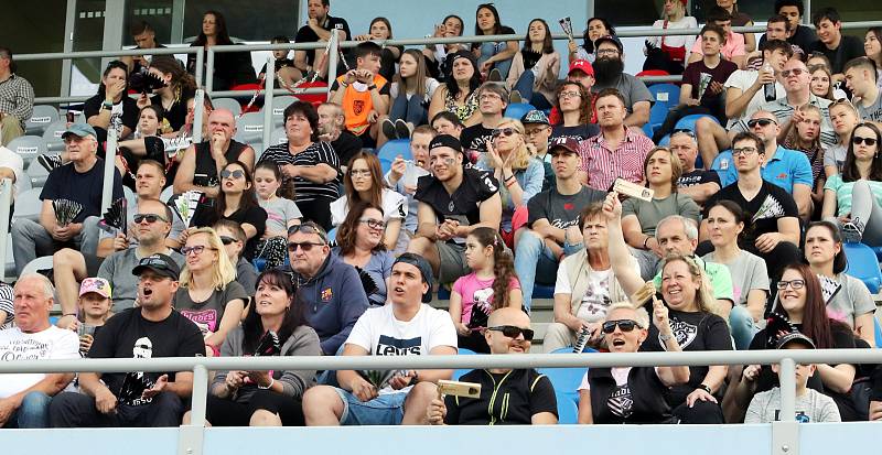 Paddock liga 2019. Ústečtí Blades (černé dresy) přehráli při prvním utkání na městském stadionu Alligators Brno (bílo-zelené dresy) 30:0.