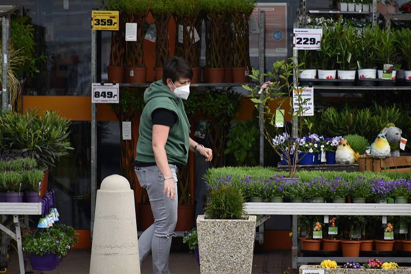 První dubnový den vyrazili lidé z Ústí nad Labem v hojném počtu za nákupy. Důvodem byl páteční a pondělní svátek, kdy budou zavřené veškeré obchody. Žádané byly potraviny a potřeby pro zahrádkáře a kutily.