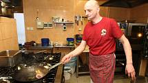 Kuchař Petr Sedlák mrzne jen po cestě do práce, v kuchyni má občas vedro jak na Sahaře.