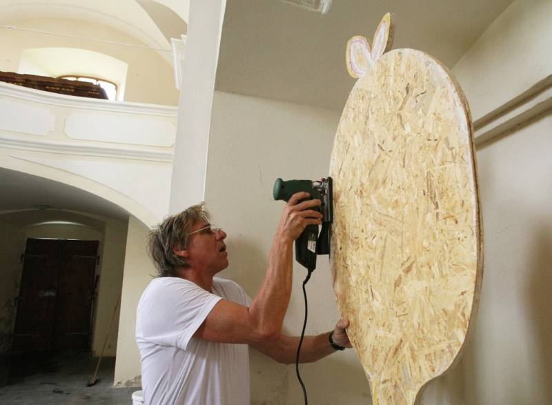 Fotografie, obrazy, plastiky i další díla 11 umělců z ČR i SRN představí vernisáž v sobotu od 18.00 v Zubrnicích.