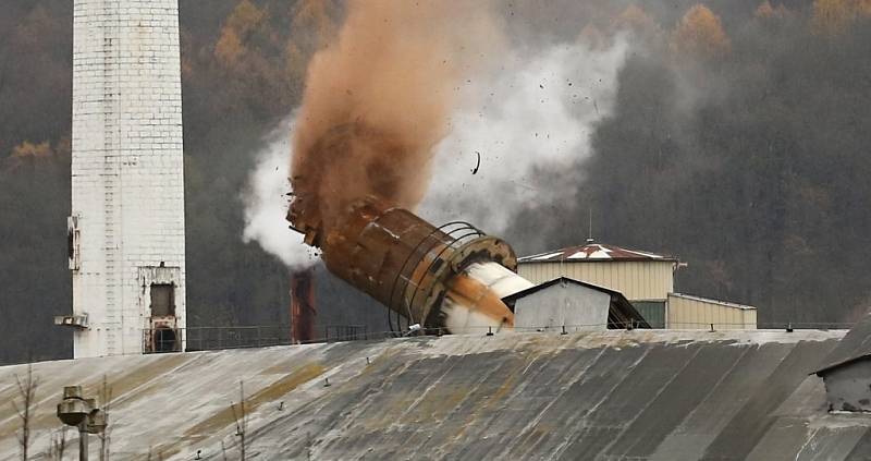 Pyrotechnici odstřelili šedesát metrů vysoký komín v průmyslovém areálu Tonasa.