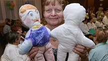 Látkovou panenku vyrábějí hlavně seniorky a dětem v nemocnici pomáhá překonat stres, osamění a bolest.