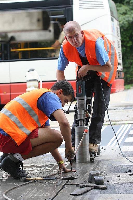 U Masarykovy nemocnice se v pondělí začaly instalovat blikače na přechodech. 