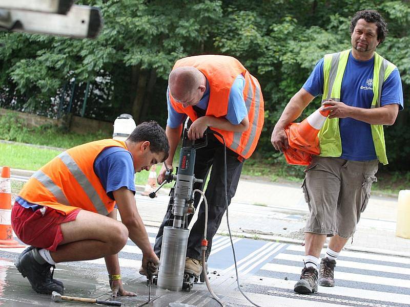 U Masarykovy nemocnice se v pondělí začaly instalovat blikače na přechodech. 