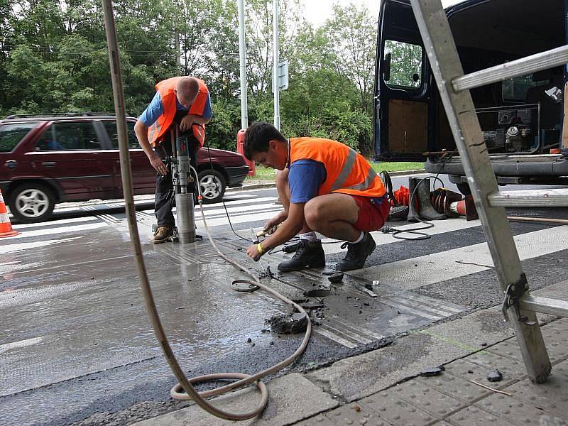 U Masarykovy nemocnice se v pondělí začaly instalovat blikače na přechodech. 