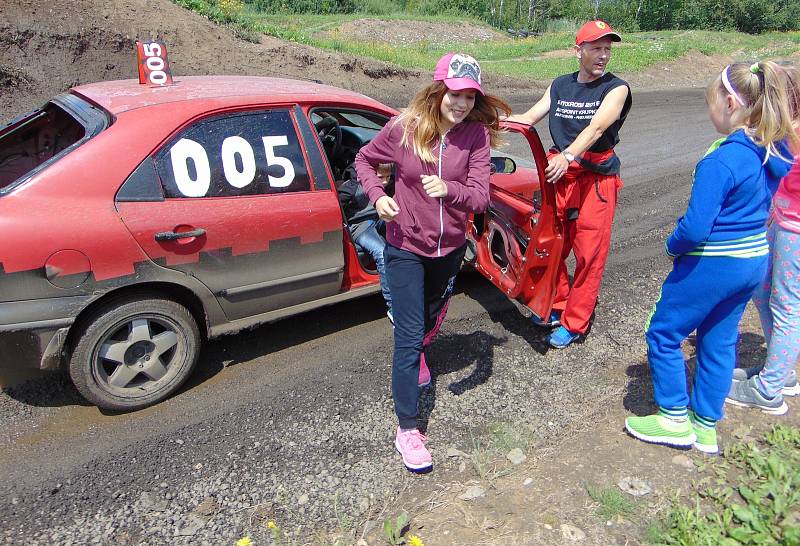 Čtvrým dílem pokračoval v sobotu sedmidílný autocrossový seriál Autopoint Cup na dráze v Chabařovicích.
