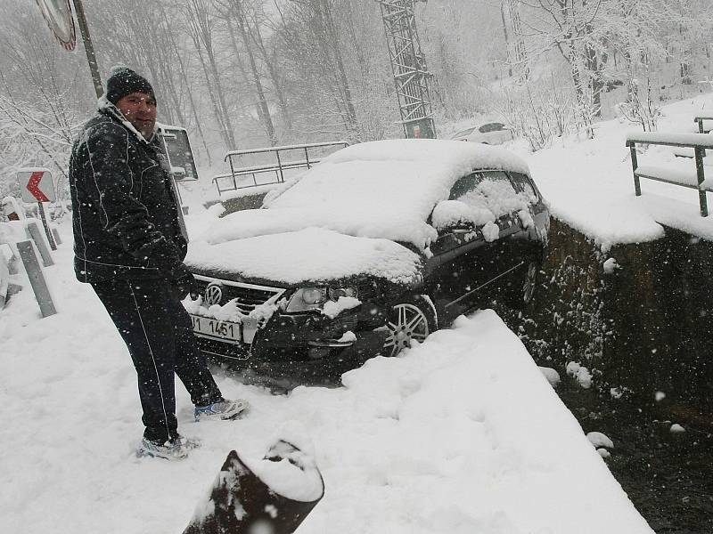 TISÁ POD SNĚHEM. Nejvíce sněžilo na hřebenech Krušných hor, problémy byly například v Tisé. 