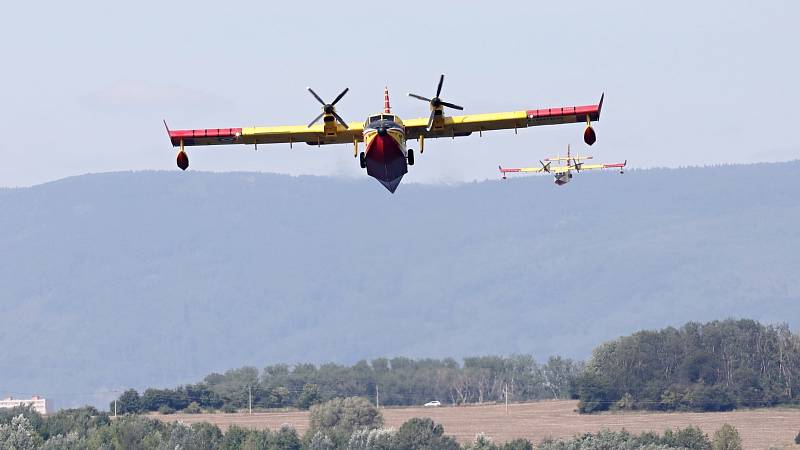 Speciální hasičská letadla Canadair CL-415 nabírají vodu z jezera Milada