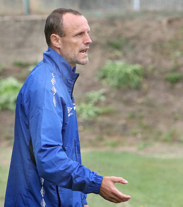 Fotbalisté Neštěmic (v šedém) doma otočili zápas proti Junioru Děčín a vyhráli 6:2. Trenér Děčína Milan Vlček.Foto: Deník/Rudolf Hoffmann