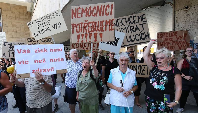 Demonstrace proti zrušení nemocnice v Rumburku před Krajským úřadem v Ústí nad Labem.