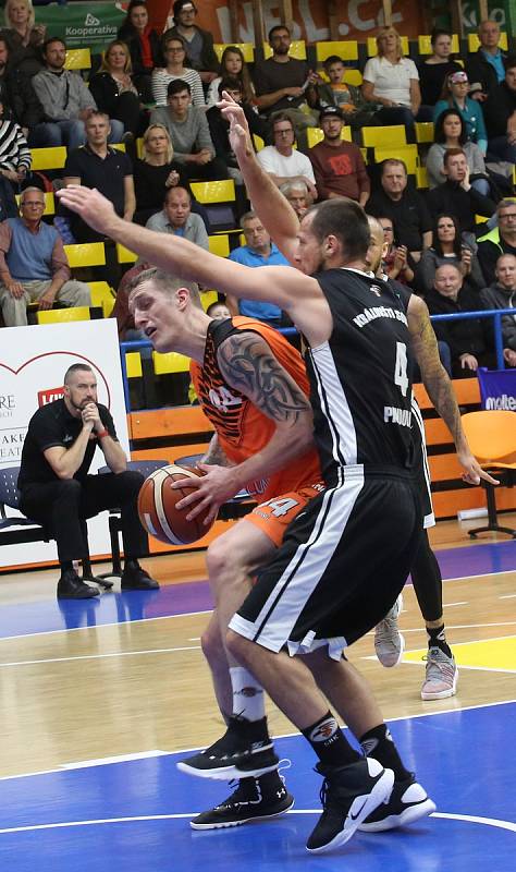 Basketbalový zápas mezi Ústím a Hradcem Králové