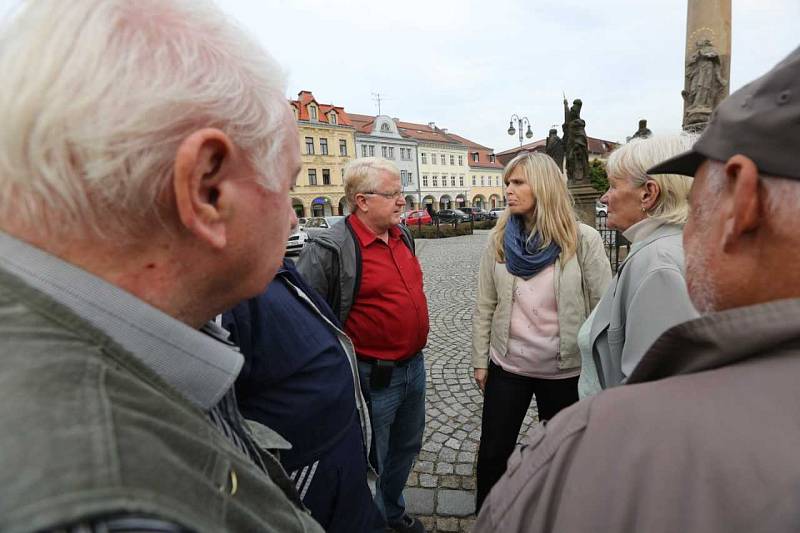 Volební lídři se na Lužickém náměstí v Rumburku ocitli v palbě otázek.
