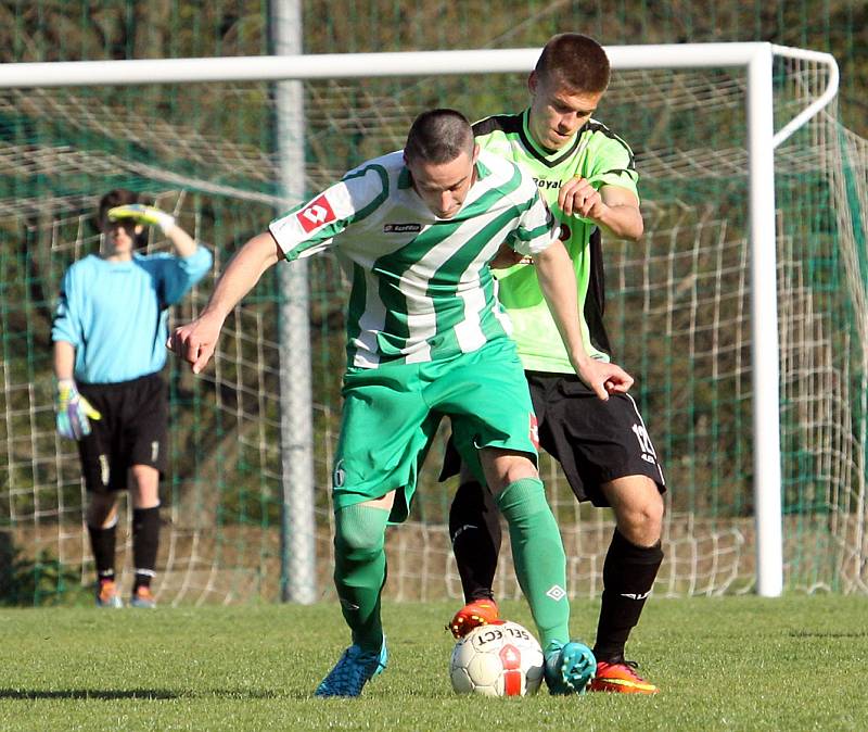 Fotbalisté Libouchce (pruhovaní) porazili Hostovice 3:0.