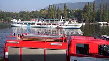 Cvičení hasičů na výletní lodi Porta Bohemica 1