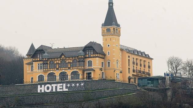 Ústecká Větruše dokonala svou proměnu. K vyhlídkové věži a restauraci přirostl hotel a nově také obří nápis. Mnohým Ústečanům to připomíná  nápis Hollywood v Los Angeles.