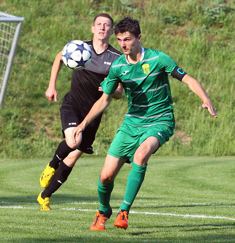 Fotbalisté Brné (v černém) porazili doma Žatec 3:2 po penaltách.