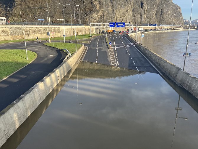 Labe v Ústí nad Labem 27. prosince 2023 dopoledne, hladina řeky se nyní výrazně nezvyšuje. Zda si lidé budou moct definitivně oddychnout zatím ale jisté není.