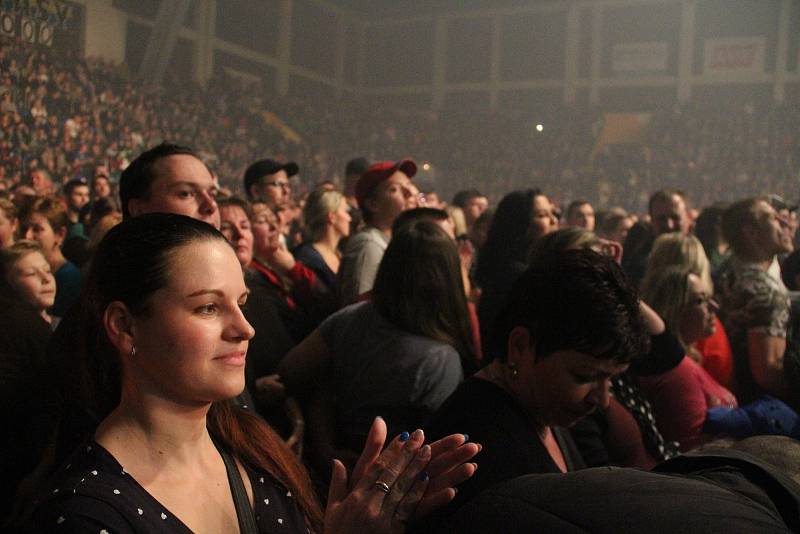 Devátý koncert svého halového turné 2017 odehrál Kabát v Ústí.