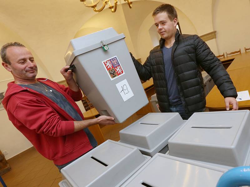 Volební urny už začali úředníci stěhovat ze skladů do jednotlivých volebních okrsků.