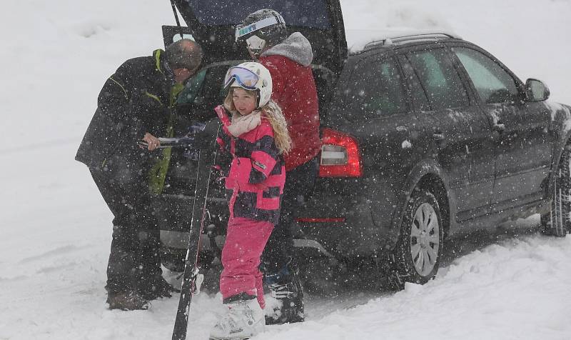 Pokus o spuštění vleků a lanovky nevyšel. Policie podle nařízení vlády o šíření koronaviru spuštění zakázala. Lidé proto vyrazili na sjezdovky po svých, jen počasí nepřálo, hustě sněžilo a foukal ledový vítr.