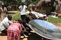 Vesničané zkoumají princip solárního vaření.