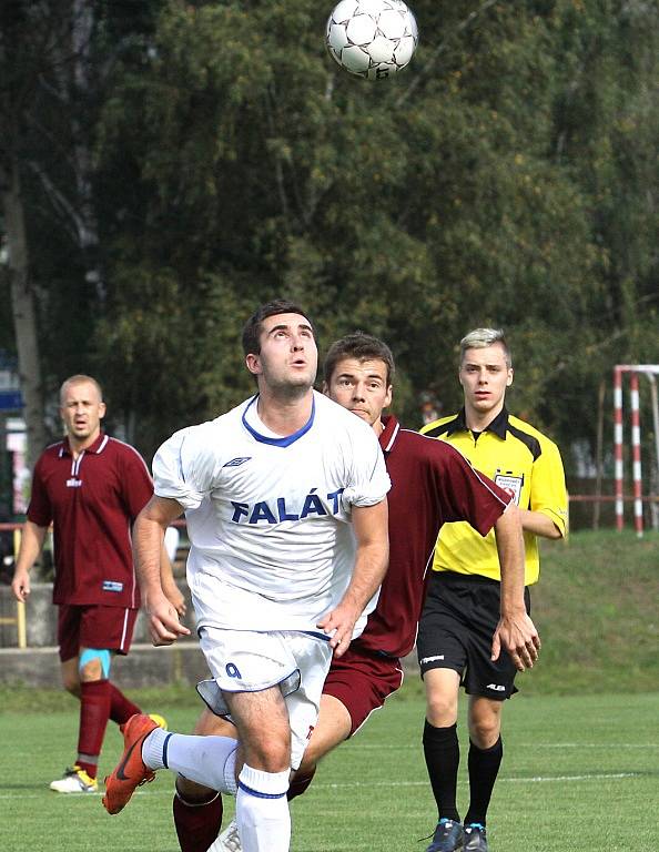 Fotbalisté Trmic (vínové dresy) doma porazili Chabařovice 3:1.