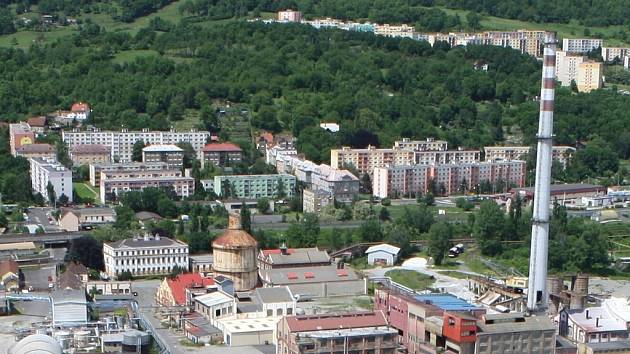 Areál Tonasa v Neštěmicích se nachází jen asi 160 metrů od nejbližších panelových domů.