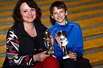 Mladý krasobruslař vytáhl z batohu dvě stříbrné medaile a dva poháry za druhé místo. Jeden byl za republiku, druhý za Český pohár. 