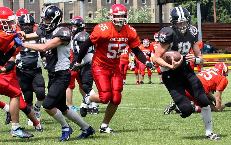 Američtí fotbalisté SC Blades Ústí (černí) doma porazili Hellboys České Budějovice 34:11.