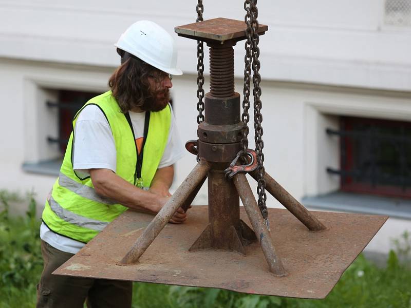 Čtyřtunový kolos dorazil v pátek večer před Muzeum města Ústí.