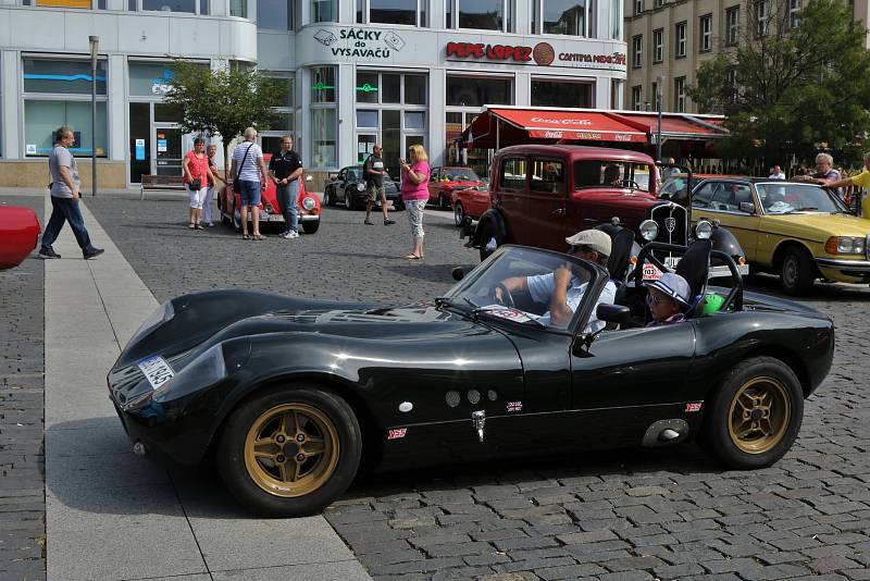 Již 21. ročník srazu historických vozidel s názvem Ústecká veterán rallye se v sobotu odehrál na Mírovém náměstí a na parkovišti u OC Olympia.