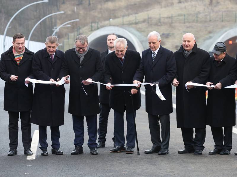 Slavnostní přestřižení pásky na dálnici D8. Akce se účastnil prezident republiky Miloš Zeman.